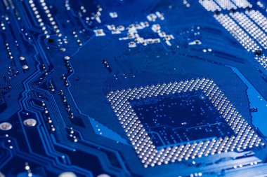 Elektronik bileşenlerin bağlanması için lehimleme noktaları olan ana kart, mavi renk