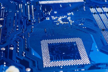 Eski bir bilgisayarın anakart arka tarafı, mavi renk.