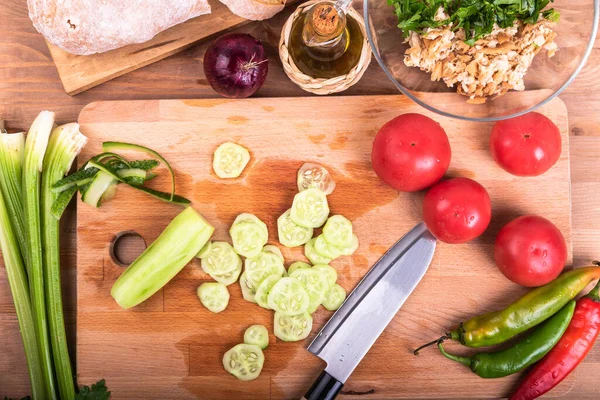 Ensalada Panzanella Para Cocinar Ingredientes Para Ensalada Pepinos Rodajas Tomates — Foto de Stock