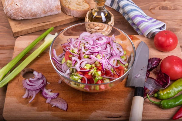Cocinar Ensalada Vegana Con Cebolla Roja Tomate Apio Con Pimientos —  Fotos de Stock