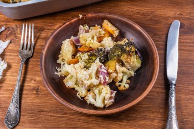 Brokolili sebze güveci, karnabahar ve tabakta peynirli kabak - sağlıklı Akdeniz mutfağı