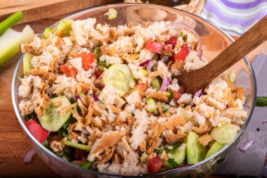 Domatesli vejetaryen panzanella salatası, kırmızı soğan, ekmek kırıntıları, cam kasede salatalık - yakın plan