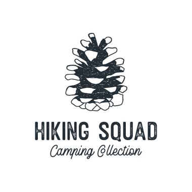 Kamp tişörtü tasarımı üzerine Yürüyüş Mangası yazıtları üzerine çizilmiş siyah ve beyaz kozalaklı kozalaklı koninin çizimi