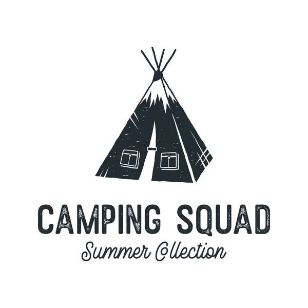 Ilustrace Autentických Tipů Zobrazených Nad Nápisem Camping Squad Letní Kolekci — Stock fotografie
