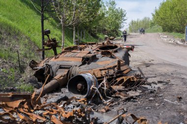 Trostyanetler, Sumy Oblastı, Ukrayna - 05.07.2022. Rus tankları Mart ayında Ukrayna ve buradan geçen yerel sakinlerin işgali sırasında yandı