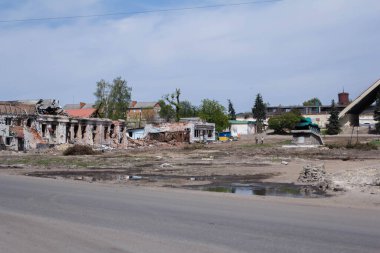 Trostyanetler, Sumy Oblastı, Ukrayna - 05.07.2022. Ukrayna 'nın Trostyanets kentindeki tren istasyonunun yakınındaki meydan Ukrayna' daki Ukraynalı ve Rus birlikleri arasındaki çatışma sırasında yıkıldı.