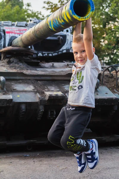 ウクライナのオデッサ 2022年9月8日 411沿岸バッテリーの記念公園でデモをもたらした燃え尽きたロシアの軍事機器で遊んでいる男の子 — ストック写真