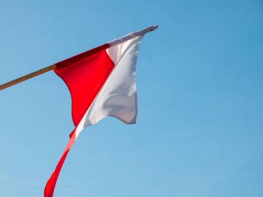 Mavi gökyüzü arka planında Polonya kırmızı bayrağı