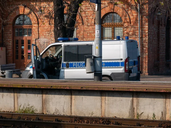 Polaco coche autobús de la policía está en la carretera — Foto de Stock