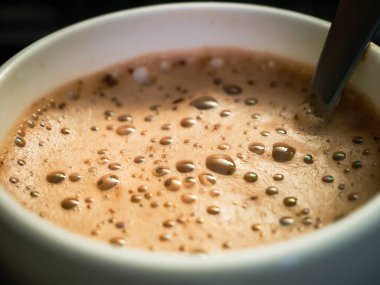 Sarı köpüklü beyaz kahve.