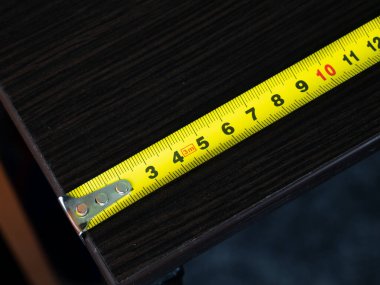 Sarı mezura mobilyaların başlangıcını ölçer.