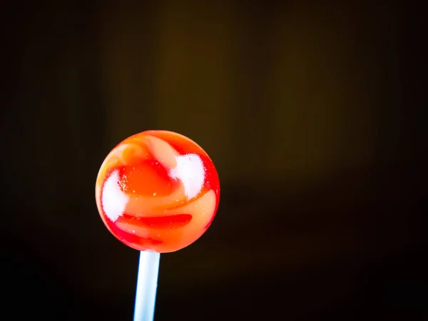 Çubukta kırmızı yuvarlak karamel şekeri — Stok fotoğraf
