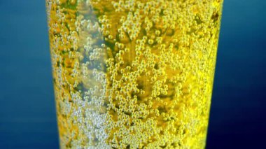 Bira kabarcıkları cam bir yoğunlaşmada yükseliyor.
