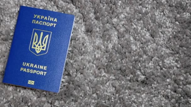 Ucrania pasaportes biométricos fondo gris — Vídeo de stock
