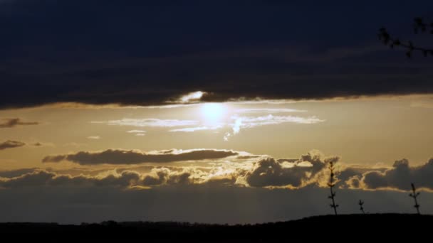 Sárga vörös nap lenyugszik a horizontig — Stock videók