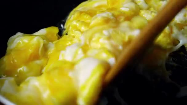 Closeup de ovo rachado Sizzling em uma frigideira — Vídeo de Stock