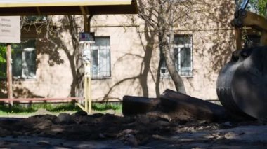 Bir sokak inşaat atlatma kazısında kazıcı