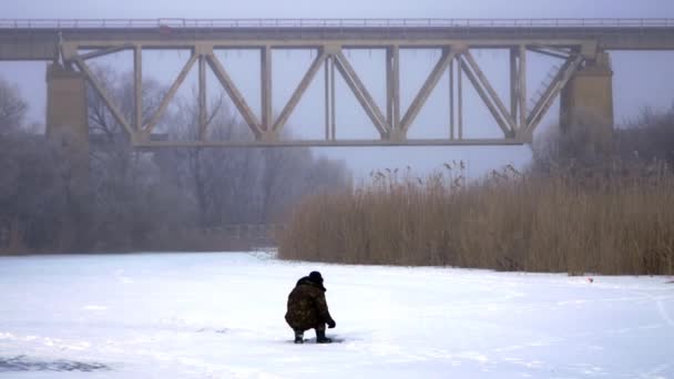 Uomo Solitario Pesca Inverno Sul Fiume Canna — Video Stock