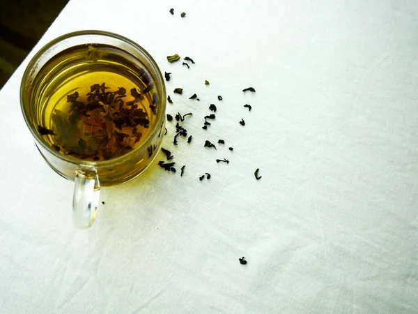 Cam bardakta beyaz arka plana çay dök..