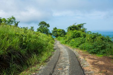 Kodikuthi mala yolu, Kodikuthi mala Hindistan 'ın Kerala ilçesinin Malappuram ilçesinde bir tepe istasyonudur..