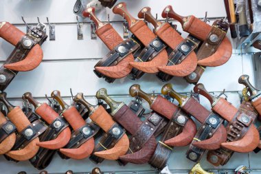 Jambia, jambya, jambiya ve janbiya olarak da yazılır, Arapça 'da hançer anlamına gelir, ama genellikle kısa kavisli bir bıçak ve orta sırtlı bir hançeri tanımlamak için kullanılır. Janbiya terimi hem Yemen 'de hem de I' de daha sık kullanılır.