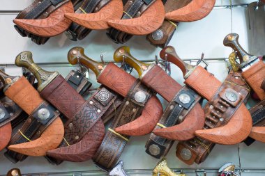 Jambia, jambya, jambiya ve janbiya olarak da yazılır, Arapça 'da hançer anlamına gelir, ama genellikle kısa kavisli bir bıçak ve orta sırtlı bir hançeri tanımlamak için kullanılır. Janbiya terimi hem Yemen 'de hem de I' de daha sık kullanılır.