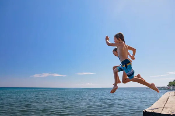 Jong Gelukkig Stel Hebben Plezier Zee Strand Kinderen Rennen Springen — Stockfoto