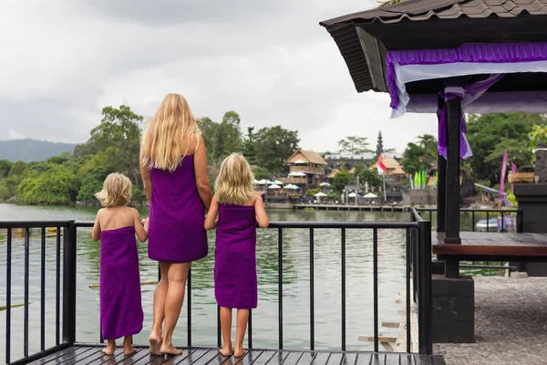 Šťastná Rodina Horkých Lázních Sopky Batur Cestujte Kintamani Bali Mami — Stock fotografie