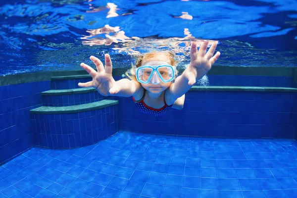 Drôle Portrait Enfant Apprenant Nager Plonger Dans Piscine Bleue Avec — Photo