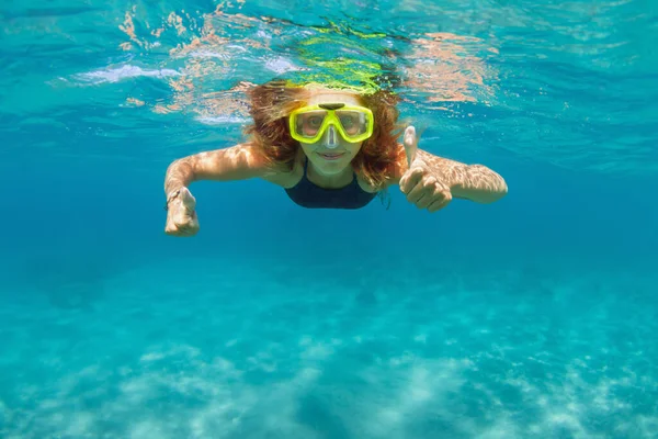 サンゴ礁の海ラグーンでシュノーケリングマスクダイビングの若い女の子は水中世界を探索する 夏の冒険キャンプで家族旅行のライフスタイル 子供と一緒にビーチ休暇での水泳活動 — ストック写真