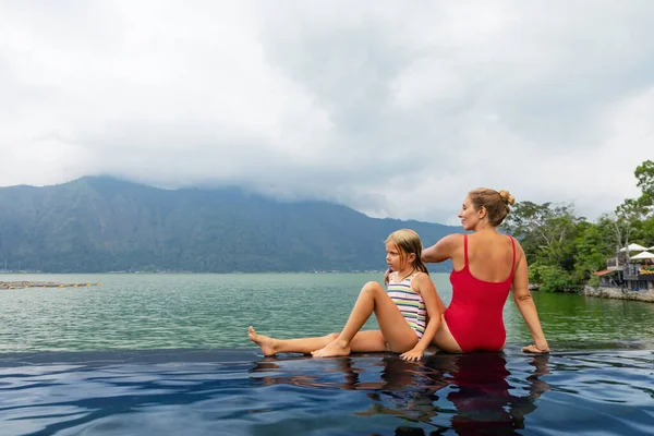 Lycklig Familj Batur Vulkan Varma Källa Spa Resor Kintamani Bali Royaltyfria Stockfoton