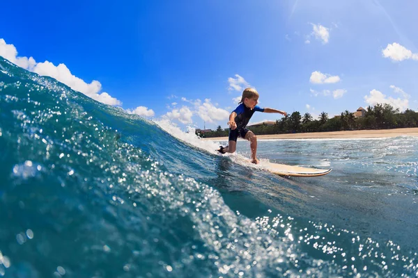 Rapaz Surf Feliz Jovem Surfista Aprende Andar Prancha Surf Com Fotografias De Stock Royalty-Free