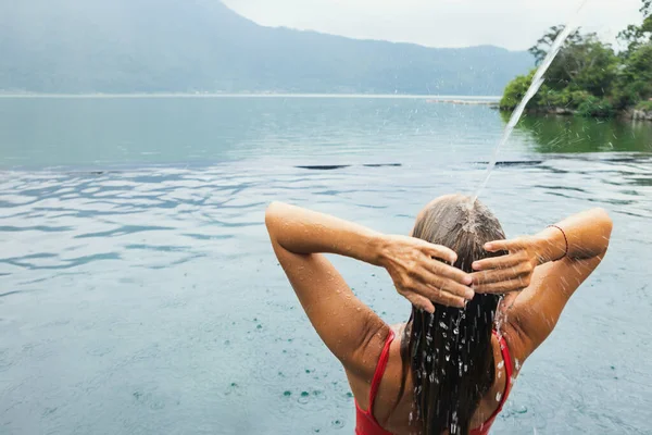 Jovem Mulher Relaxar Sob Água Corrente Piscina Infinito Com Bela — Fotografia de Stock