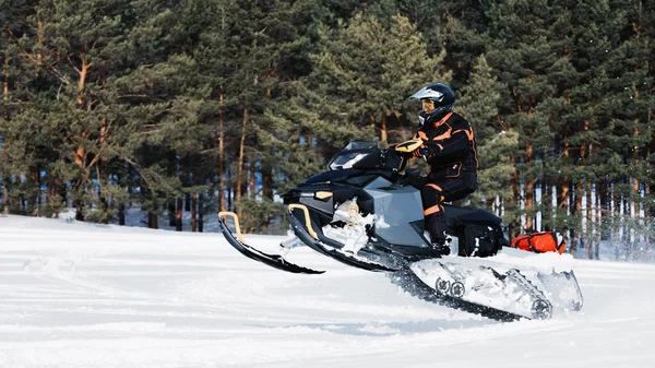 Snowdrift Profundo Motociclista Snowmobile Dirigindo Rápido Cavalgando Com Diversão Neve — Fotografia de Stock