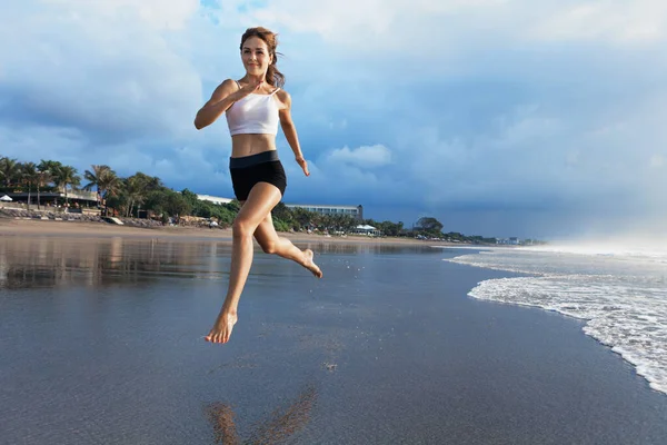 Menina Descalça Com Corpo Magro Correndo Longo Mar Surf Pela Imagens Royalty-Free