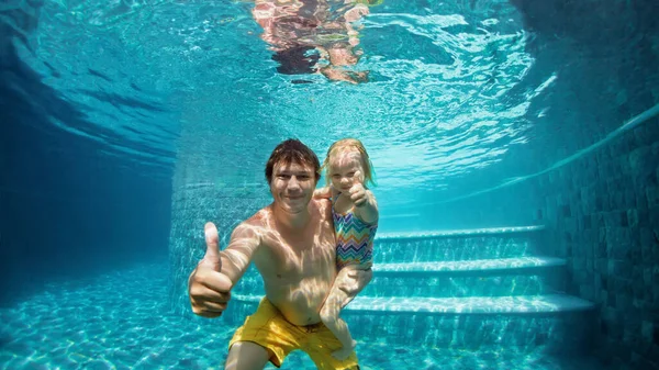 Boldog Emberek Merülnek Víz Alá Szórakozás Aqua Park Medence Apám Jogdíjmentes Stock Képek