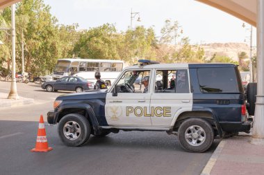 Hurghada 'nın turistik bölgesindeki şehir yolunda polis kontrol noktası. Mısır polisi geçen arabaları kontrol ediyor. Tatil köyündeki güvenlik önlemleri. Hurghada, Mısır - 10.14.2021