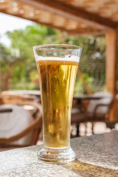 Yazlık Bir Kafede Masanın Üzerinde Hafif Bira Olan Bir Bardağın — Stok fotoğraf