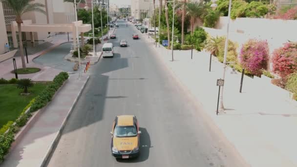 Ovanifrån Vägen Staden Hurghada Stadstaxi Passerar Gatan Livlig Vägtrafik Turistcentrum — Stockvideo