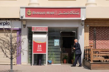 Hurghada 'daki Mısırlı banka girişi. Mısır 'ın en büyük devlet bankası. Banque Misr 'in ATM' si. Hurghada, Mısır - 10.13.2021