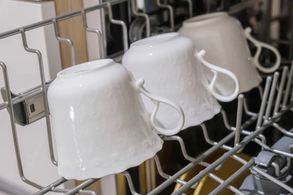 Tiga Cangkir Teh Porselen Putih Mesin Cuci Piring Sebuah Close — Stok Foto