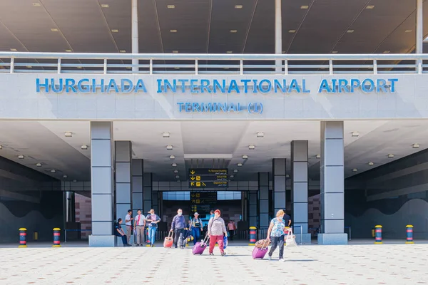Inscriptie Hurghada International Airport Bij Uitgang Van Internationale Luchthaven Aankomsten Rechtenvrije Stockfoto's