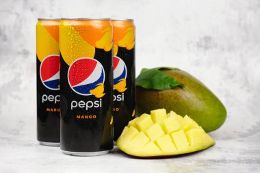 Mango aromalı ve mango meyveli üç kutu pepsi içeceği. PepsiCo ürünlerinin çeşitliliğini genişletiyorum. Şekersiz ve kalorisiz egzotik bir tadı olan Pepsi soda. Moskova, Rusya - 11.01.2021