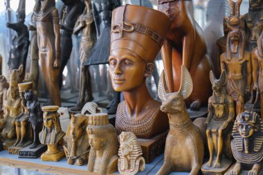 Geleneksel Mısır hatıralarının olduğu bir gösteri. Turistler için hediyelik eşya dükkanında Mısır 'ın sembolü olan taş ve ahşap heykelcikler. Hurghada, Mısır - 10.14.2021