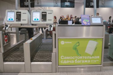 S7 havayolları için Domodedovo Uluslararası Havaalanı 'nda self-servis çanta bırakma. Yolcu hizmet süreçlerinin otomasyonu. Kişisel hizmet. Moskova, Rusya - 09.10.2021