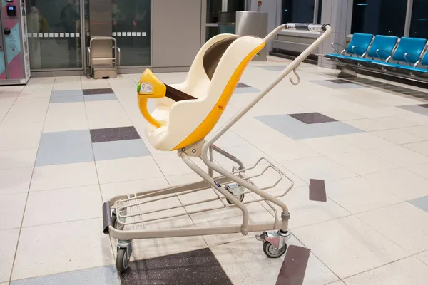 Assento Criança Rodas Para Transporte Bebês Aeroporto Serviço Para Pais — Fotografia de Stock