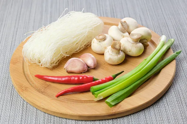 Funchoose Asciutto Ingredienti Preparazione Piatto Asiatico Tagliatelle Cinesi Vetro Champignons — Foto Stock