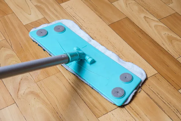 床をモップで洗ってください アパートの掃除が濡れてる 取り外し可能な布でプラスチックモップ ハウスキーピング 物事を整理するという概念 選択的焦点 — ストック写真
