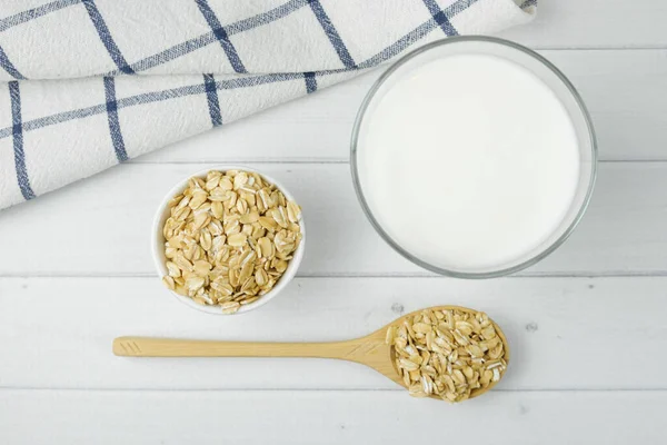 Harina Avena Una Cuchara Madera Vaso Leche Una Toalla Sobre —  Fotos de Stock