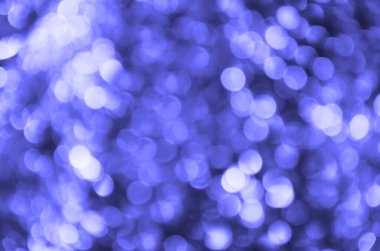 Parlak bulanık renk çok Peri daireli soyut bir arkaplan. 2022 Bokeh renkleri. Parıldayan klasik ışıklar arka planında. Dikkati dağılmış. Yeni yıl ve Noel arkaplanı menekşe ışıklarıyla